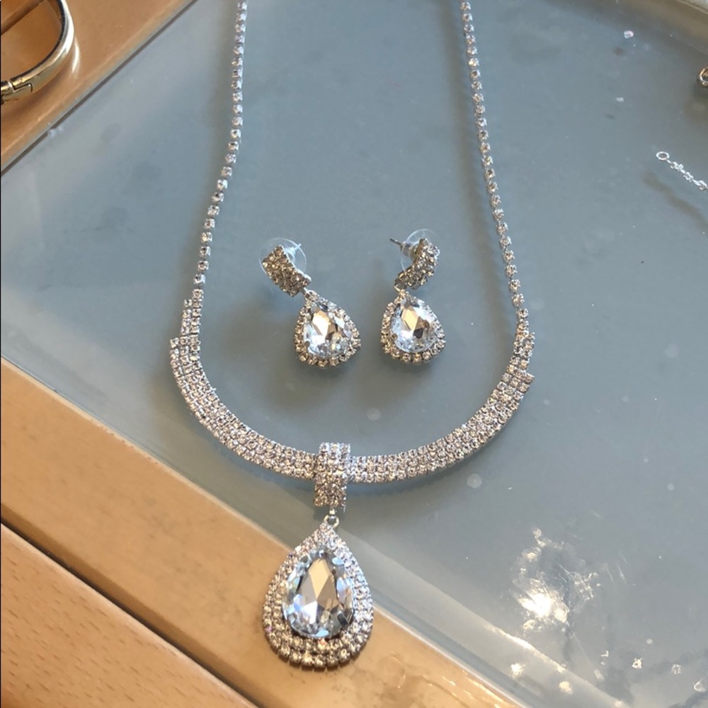 Necklace and earring set